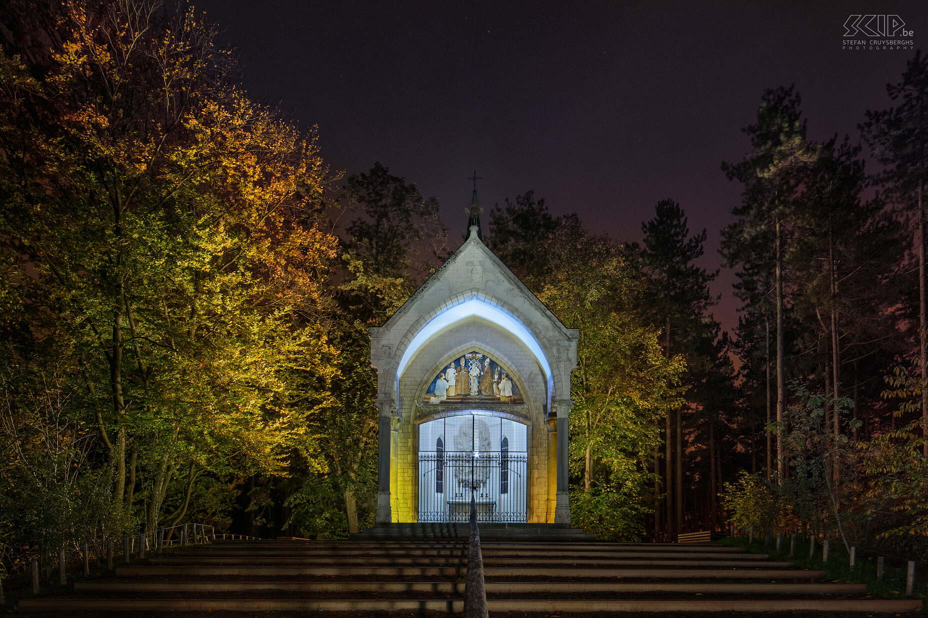 Hageland by night - Kroningskapel in Averbode De mooie Kroningskapel in Averbode werd een paar jaar geleden gerenoveerd en ligt bovenop een heuvel in het bos tegenover de abdij. Het is er 's avonds ontzettend donker maar door creatief gebruik te maken van een aantal LED lampen heb ik er volgende beelden kunnen maken. In 1910 werd het beeld van Onze-Lieve-Vrouw van het Heilig Hart gekroond in de Abdij van Averbode. Twee jaar later in 1912 werd daarom deze neogotische Kroningskapel gebouwd.<br />
 Stefan Cruysberghs